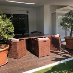 Modern ground floor garden apartment in Aloha Gardens close to Puerto Banus