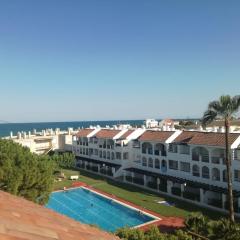 Apartamento con terraza privada y piscinas