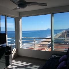Acogedor apartamento con vistas al mar.