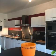 BedinReims "red bottle" 105m2 on one level, 4 bedrooms with double beds wifi free ideal 4 à 8 Adultes 2 bathrooms free parking