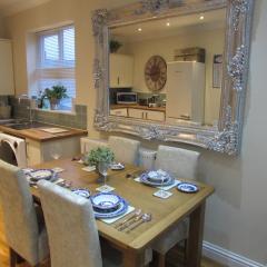 Apartment 1 Exquisite two king bedroom with en suites - close to the town centre, rail, airport and theatre