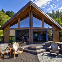 Hensman Heights- family home with outdoor spa pool