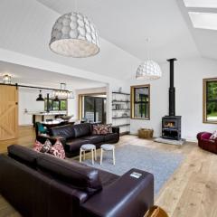 Lakeside Bliss Homestead with outdoor spa