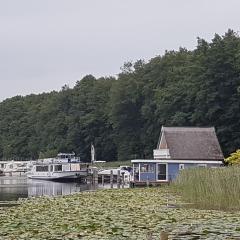 Hausboot Mirabella am Müritz Nationalpark Festanliegend