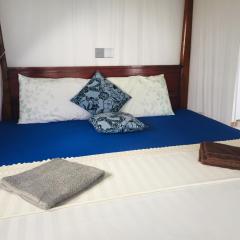 Hill cottage - ocean view