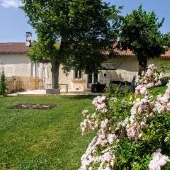 Chez "hygge en périgord", gîtes climatisés à la campagne avec piscine chauffée privatisée et balnéo en option ou déjà incluse- 1 gîte de 2 personnes, 1 jusqu'à 6 personnes et 1 jusqu'à 12 personnes