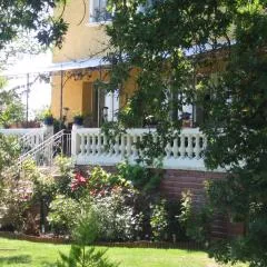 La Maison Jaune