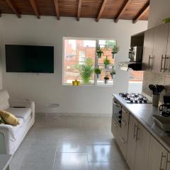 Apartamento remodelado en el mejor sitio del centro de Medellín Home Aris 401