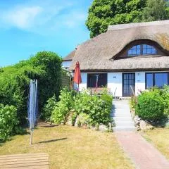Ferienhaus mit Reetdach und Seeblick