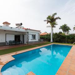 Villa Cosmos chalet con gran piscina y jardin privado