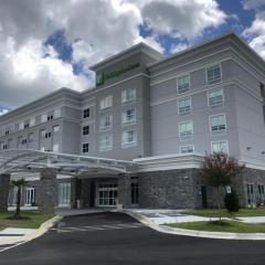 Holiday Inn & Suites - Fayetteville W-Fort Bragg Area, an IHG Hotel