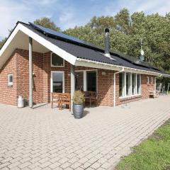 Nice Home In Hadsund With 2 Bedrooms, Sauna And Wifi