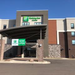 Holiday Inn & Suites Sioux Falls - Airport by IHG