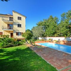 Apartment with pool Albina 3