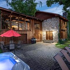 PRIVATE Lakefront Cabin HOT TUB Pool Table WIFI Amazing VIEW Close to Branson