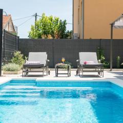 NEW, private heated swimming POOL, free parking, Trogir centar