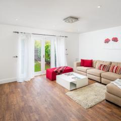 Stunning 2-bed flat w/ garden patio in West London