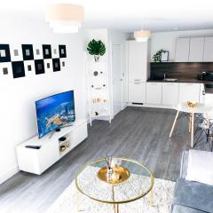 Modern 2 Bed Apartment with Central Location