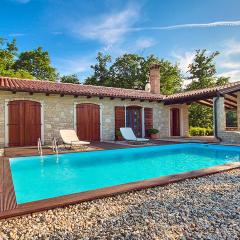 Unique villa Angelina with pool and tennis court near Rovinj, surrounded by greenery, high level of privacy