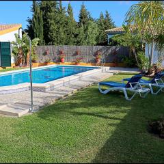Chalet con piscina en Roche Viejo