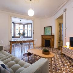b42 - MODERNIST APARTMENT FOR LARGE GROUPS IN EIXAMPLE