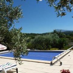 Charmante maison avec piscine à Saint-Hippolyte-le-Graveyron 46 m² !