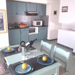 One bedroom appartement at Akrogiali 10 m away from the beach with sea view enclosed garden and wifi