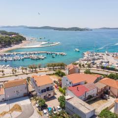 Apartment and Rooms Artina