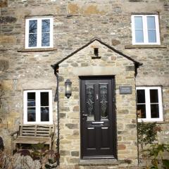 Chapel Cottage Set in a private courtyard in central location with 2 parking spaces