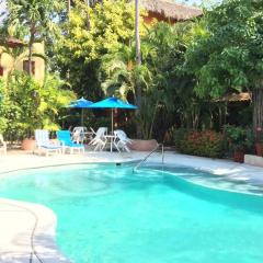 Newer & Roomy w/2 Pools. No Car Needed. Beaches, Restaurants & Shopping W/I walking distance. Taxis and buses abundant for reasonable price if needed