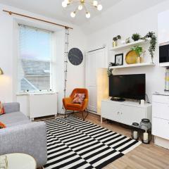 JOIVY Bright 2 bed flat, sleeps 6, next to Holyrood Park