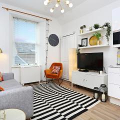 ALTIDO Bright 2 bed flat, sleeps 6, next to Holyrood Park