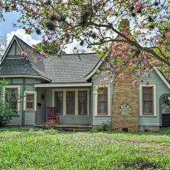 Adorable Cottage Less Than 1 Mi to Guadalupe River and Dtwn