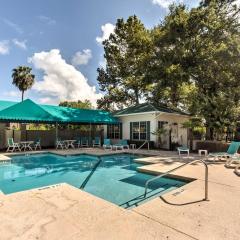 Chic St Simons Townhome with Patio and Pool Access!