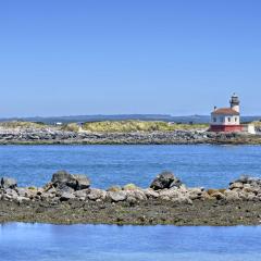 Bandon Home with Patio, Steps to South Jetty Park