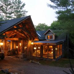 Enchanting Chalet, Covered Parking, King Suite