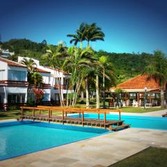 Apart em Condo Privado com saída para Praia