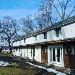 Historic Barn 2 Bedroom Apartment - Racetrack View & Minutes To Legoland