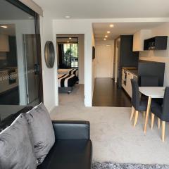 Midnight Luxe 1 BR Executive Apartment L1 in the heart of Braddon Pool Sauna Secure Parking Wine WiFi