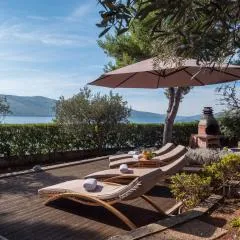 Luxury Villa on the Beach with sunny Garden, Parking