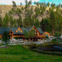 Custom Bitterroot Valley Cabin with Hot Tub and Views!