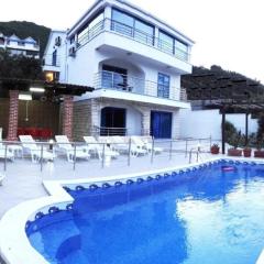 Villa Sea-N-Sun, 7 bedrooms & Pool, nearby Portonovi Marina.