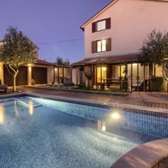 Charming villa Donatella with private pool in Pula