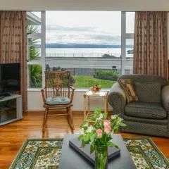 Breakwater Cottage - Napier Holiday Home