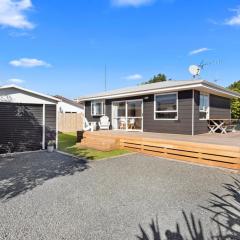 The Black Bach - Mt Maunganui Holiday Home