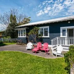 Mrs Jones Holiday Cottage - Waiheke Holiday Home
