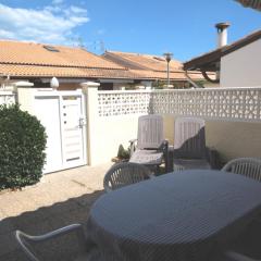 villa d'angle 4 couchages terrasse ombragée parking dans résidence sécurisée piscine commune 400m de la mer LRJP78