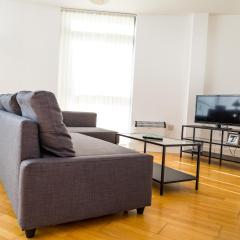 Serviced Apartment In Liverpool City Centre - Free Parking - Balcony - by Happy Days