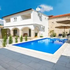 Villa Martin - Fast WiFi, Near restaurant, Fenced Yard, Pavilion, Center of Village
