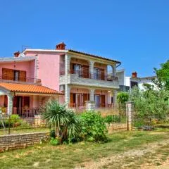 Comfortable apartments in Peroj near the sea